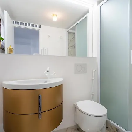 Guesthost - Otto House - Castello Di Cozy Flat