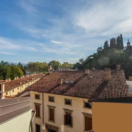 Guesthost - Otto House - Castello Di Cozy Flat Udine