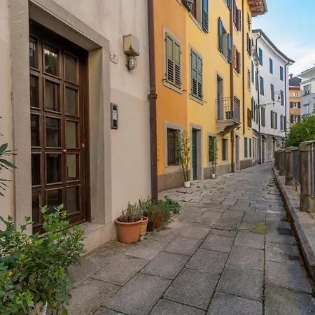 Guesthost - Otto House - Castello Di Cozy Flat Udine